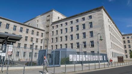 Das Bundesfinanzministerium befindet sich an der Ecke von Niederkirchnerstraße und Wilhelmstraße - früher verlief hier die Berliner Mauer.