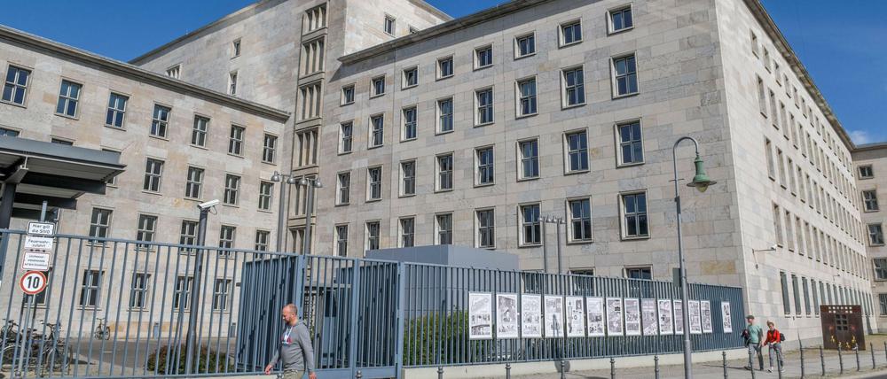 Das Bundesfinanzministerium befindet sich an der Ecke von Niederkirchnerstraße und Wilhelmstraße - früher verlief hier die Berliner Mauer.