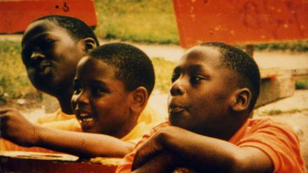 Zwischen Staat und Selbstorganisation. Kinder aus dem Chicagoer Sozialbauprojekt Ida B. Wells in „Public Housing“ (1997).