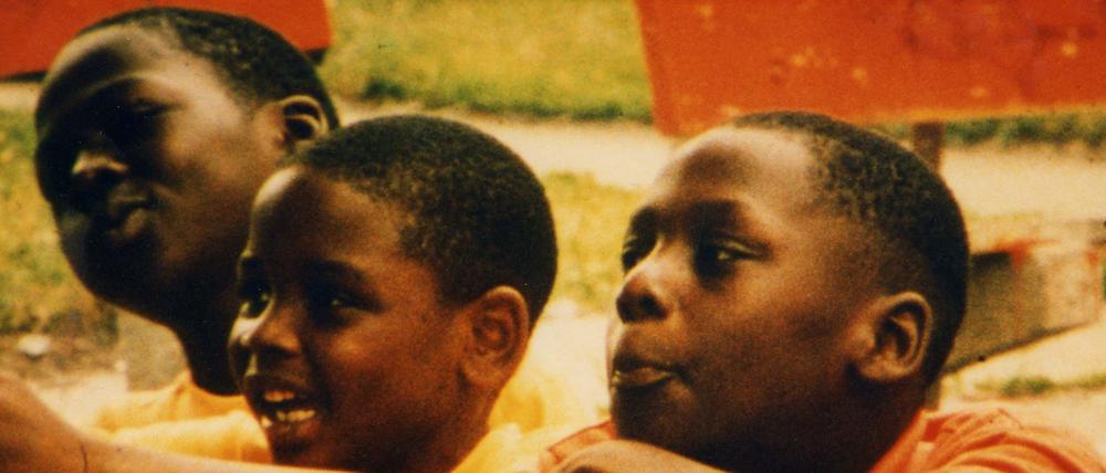 Zwischen Staat und Selbstorganisation. Kinder aus dem Chicagoer Sozialbauprojekt Ida B. Wells in „Public Housing“ (1997).