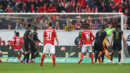 Bereits früh lag der FC Bayern München mit 0:2 in Mainz zurück.