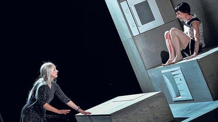 In Schieflage. Corinna Harfouch (l.) und Kathleen Morgeneyer kämpfen gegen die Fliehkräfte des Lebens.