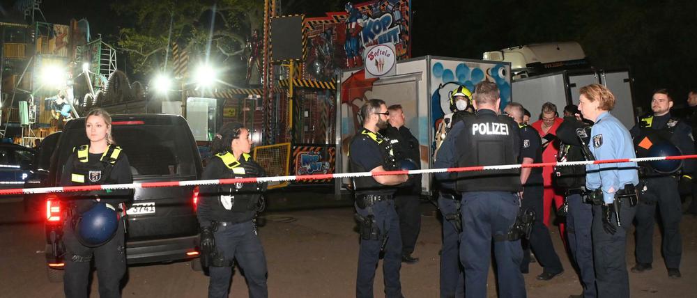 Nach dem Rummel: Einsatzkräfte der Berliner Polizei in der Nacht zu Sonntag am Tatort bei den Neuköllner Maientagen.