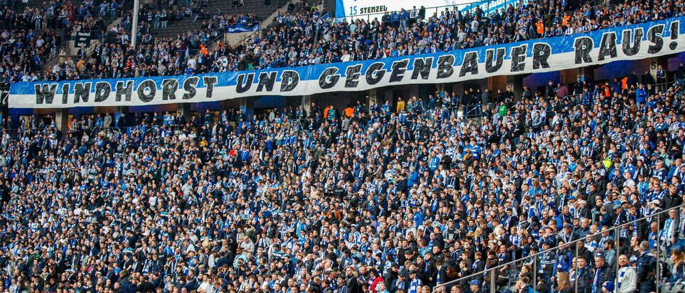 Herthas Fans sind unzufrieden. Zuletzt zeigte sich das öfter auf Tranparenten bei Heimspielen des Fußball-Bundesligisten im Olympiastadion. 