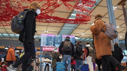 Ferienende am BER. Der Rückreiseverkehr nach dem Urlaub verlief am Wochenende weitgehend problemlos. Das ist zumindest eine positive Nachricht. Nicht ganz so gut sieht es mit den Finanzen aus. Die Geschäftsführerin der Flughafengesellschaft hat bereits deutlich gemacht, dass weitere Hilfen gebraucht werden.