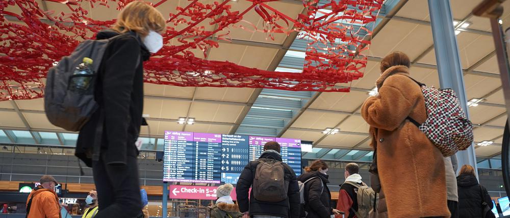 Ferienende am BER. Der Rückreiseverkehr nach dem Urlaub verlief am Wochenende weitgehend problemlos. Das ist zumindest eine positive Nachricht. Nicht ganz so gut sieht es mit den Finanzen aus. Die Geschäftsführerin der Flughafengesellschaft hat bereits deutlich gemacht, dass weitere Hilfen gebraucht werden.