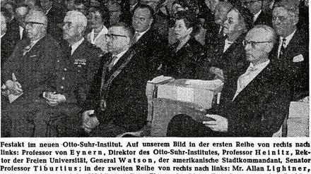 Auf einem historischen Zeitungsfoto sitzen festlich gekleidete Männer und Frauen bei einer Feierstunde in einem Hörsaal.