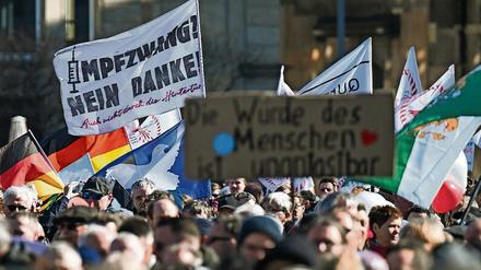 Im Umfeld von Corona-Protesten wie hier in Dresden kommt es immer wieder zu Gewalt gegen Journalisten.