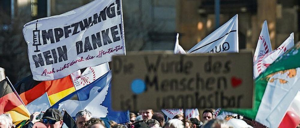 Im Umfeld von Corona-Protesten wie hier in Dresden kommt es immer wieder zu Gewalt gegen Journalisten.