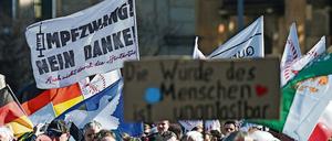 Im Umfeld von Corona-Protesten wie hier in Dresden kommt es immer wieder zu Gewalt gegen Journalisten.