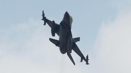 Ein F-16 Kampfflugzeug: Dänemark ließ zwei dieser Jets aufsteigen (Symbolbild).