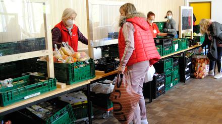 Auch bei der Tafel in Staaken sind in den letzten Wochen mehr Menschen vorbeigekommen, die Lebensmittelspenden benötigen.