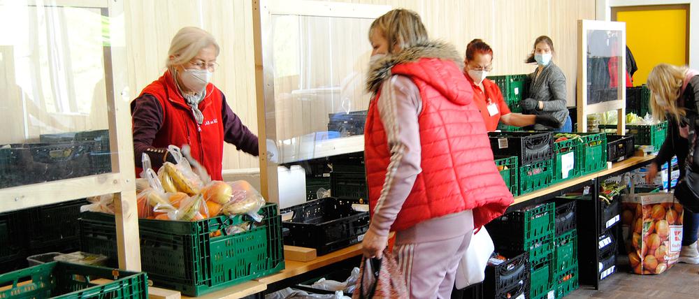 Auch bei der Tafel in Staaken sind in den letzten Wochen mehr Menschen vorbeigekommen, die Lebensmittelspenden benötigen.