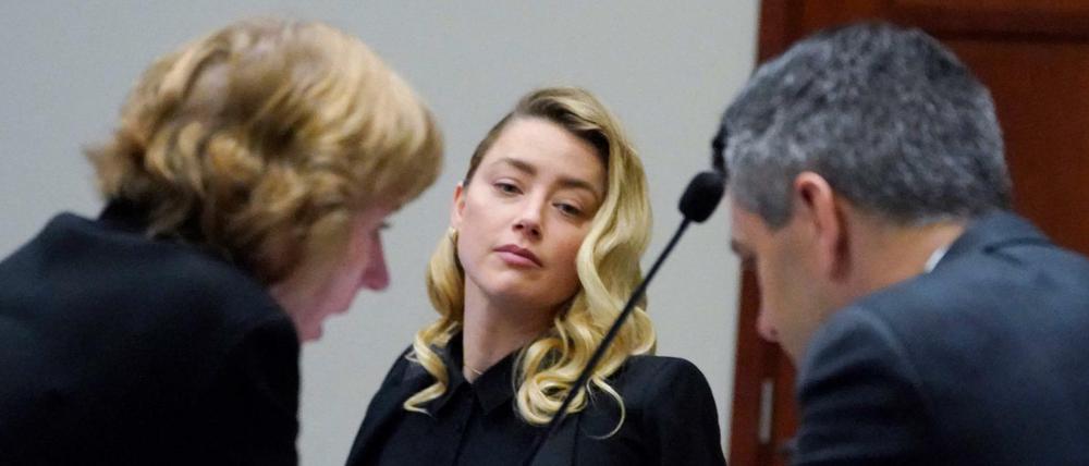 Amber Heard mit ihren Anwälten Elaine Bredehoft und Ben Rottenborn.