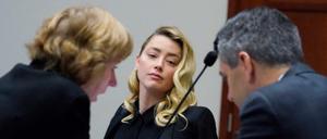 Amber Heard mit ihren Anwälten Elaine Bredehoft und Ben Rottenborn. 