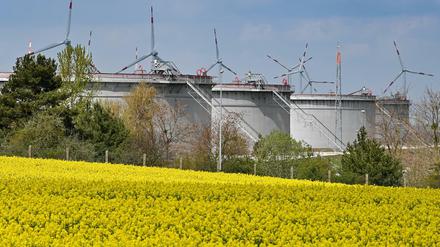 Der russische Energiekonzern Rosneft hat im vergangenen Jahr einen Großteil der Erdölraffinerie PCK in Schwedt übernommen.