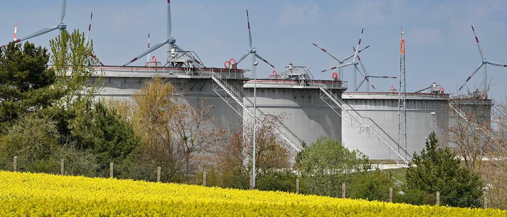 Der russische Energiekonzern Rosneft hat im vergangenen Jahr einen Großteil der Erdölraffinerie PCK in Schwedt übernommen.