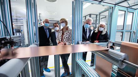 Die damalige Bundesforschungsministerin Anja Karliczek schaute sich im vergangenenj Jahr gemeinsam mit Martin Winter (li.) einen Projektraum der FFB in Münster an. 