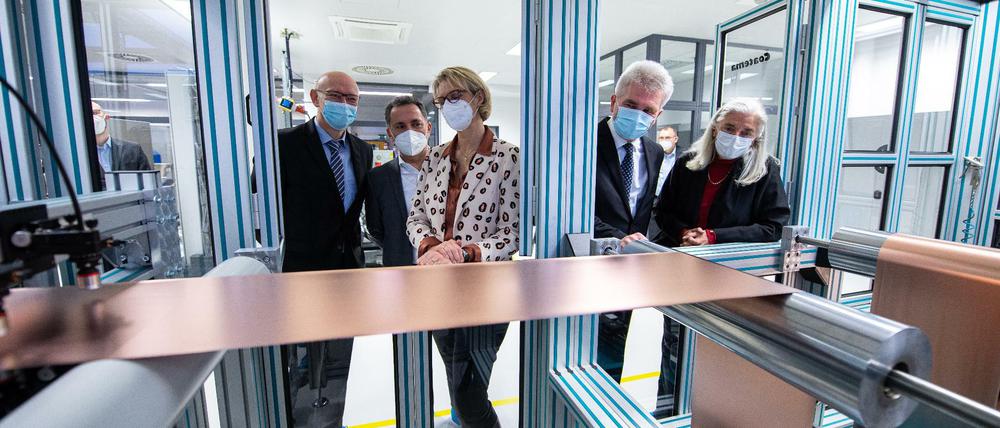 Die damalige Bundesforschungsministerin Anja Karliczek schaute sich im vergangenenj Jahr gemeinsam mit Martin Winter (li.) einen Projektraum der FFB in Münster an. 