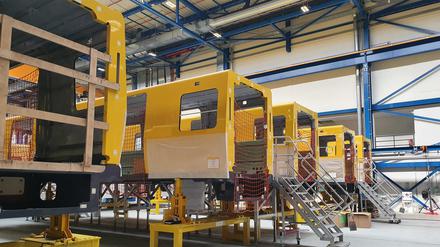 In den nächsten Jahren kommen bis zu 1500 neue U-Bahn-Wagen in Berlin zum Einsatz. 12 Wagenkästen befinden sich bereits in der Produktion am Stadler-Standort in Berlin-Pankow. 