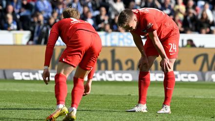 Nimm du ihn, ich hab ihn sicher. Maximilian Mittelstädt (l.) und Bundesligadebütant Luca Wollschläger vergaben kurz vor Schluss die Riesenchance zum 2:0 für Hertha BSC. Ein Menetekel für den Abstiegskampf?