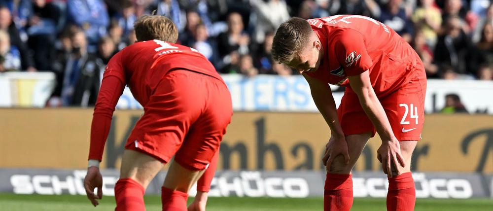 Nimm du ihn, ich hab ihn sicher. Maximilian Mittelstädt (l.) und Bundesligadebütant Luca Wollschläger vergaben kurz vor Schluss die Riesenchance zum 2:0 für Hertha BSC. Ein Menetekel für den Abstiegskampf?