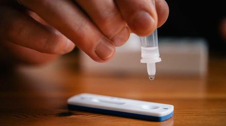 Infizierten soll dringend empfohlen werden, sich ab dem fünften Tag wiederholt mit Schnelltests zu testen. 