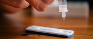 Infizierten soll dringend empfohlen werden, sich ab dem fünften Tag wiederholt mit Schnelltests zu testen.