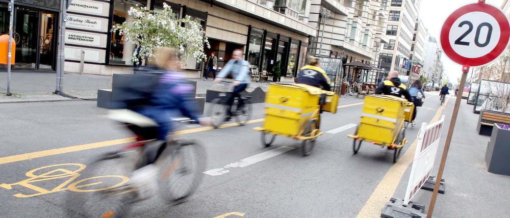 Die gelb markierten Fahrradstreifen sollen aus der Friedrichstraße verschwinden.