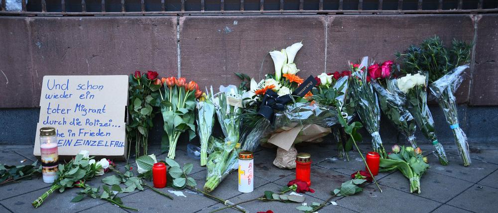 Blumen liegen an dem Ort, an dem am Montag ein Mann nach einer Polizeikontrolle gestorben ist.
