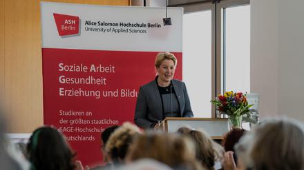 Franziska Giffey auf dem Podium während des Festaktes.