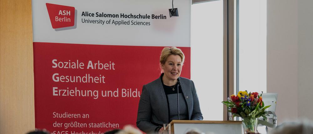 Franziska Giffey auf dem Podium während des Festaktes.