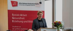 Franziska Giffey auf dem Podium während des Festaktes.