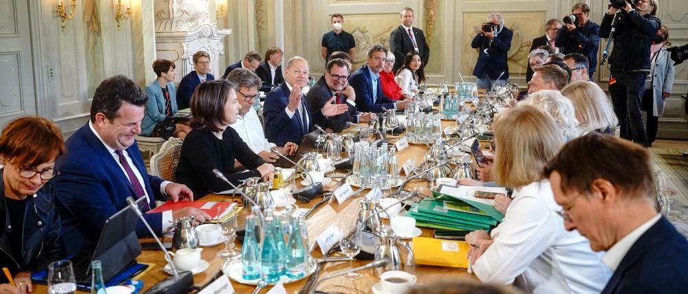 Die Kabinettsmitglieder an einem langen Tisch.