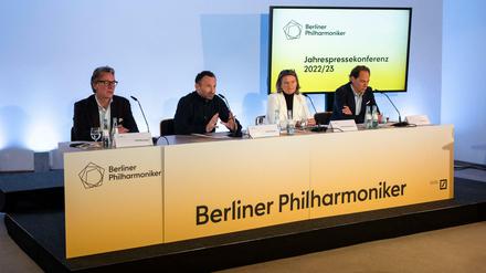 Medienvorstand Olaf Maninger, Chefdirigent Kirill Petrenko, Intendantin Andrea Zietzschmann und Orchestervorstand Knut Weber