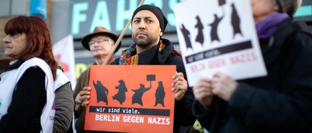 Verschiedene Initiativen auf einer Kundgebung gegen die rechte Anschlagsserie in Berlin-Neukölln. Im Bild zu sehen auch der Linken-Abgeordnete Ferat Kocak.