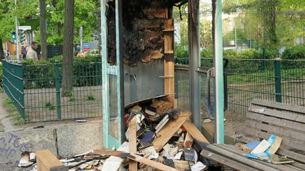 Ausgebrannte Bücherbox am Stuttgarter Platz in Berlin-Charlottenburg.