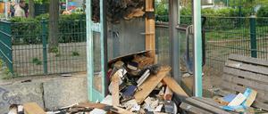 Ausgebrannte Bücherbox am Stuttgarter Platz in Berlin-Charlottenburg.