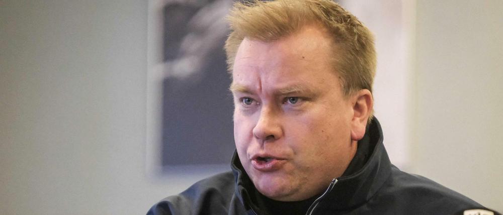 Der finnische Verteidigungsminister Antti Kaikkonen gibt eine Pressekonferenz.