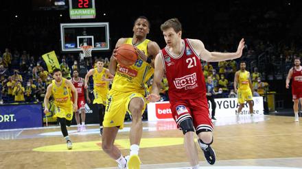 Mit großen Schritten in Richtung Play-offs. Louis Olinde (links) siegte mit Alba klar.