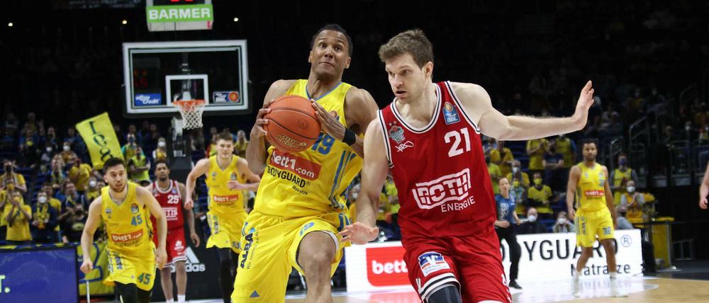Mit großen Schritten in Richtung Play-offs. Louis Olinde (links) siegte mit Alba klar.