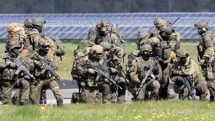 Hundert Milliarden allein für Aufrüstung? Zwischen Koalition und Union gibt es Differenzen. 