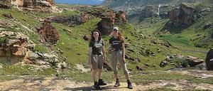Dank Drohne alles im Blick. Masterstudentin Jana Frenzel (l.) und Doktorandin Venise Gummersbach gehören zum Forschungsteam um den Paläontologen Frank Riedel und den Geografen Kai Hartmann.