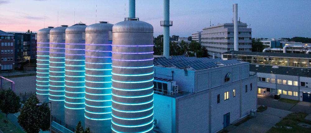 Wärmespeicher des Berliner Energieversorgers BTB in Berlin-Adlershof, der ein Fernwärmenetz im Berliner Südosten betreibt.