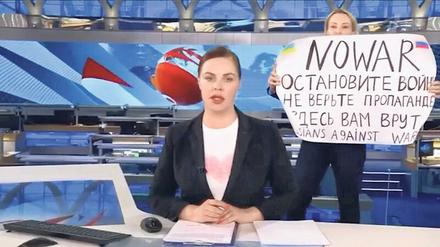 Protest im Staatsfernsehen. Die langjährige TV-Mitarbeiterin Marina Ovsyannikova hält am 14. März 2022 während der meistgesehenen Nachrichtensendung in Russland ein Plakat gegen den Ukraine-Krieg ins Bild.