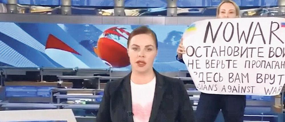 Protest im Staatsfernsehen. Die langjährige TV-Mitarbeiterin Marina Ovsyannikova hält am 14. März 2022 während der meistgesehenen Nachrichtensendung in Russland ein Plakat gegen den Ukraine-Krieg ins Bild.