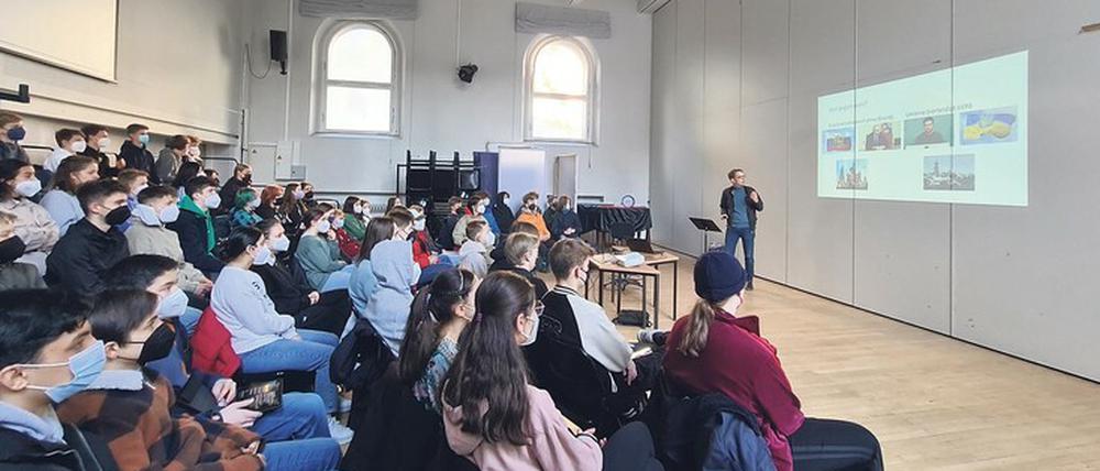 Hilft, die politische Situation besser einordnen zu können: Der Historiker Robert Kindler vom Osteuropa-Institut bei seinem Besuch in der 7. Klasse in Kreuzberg.