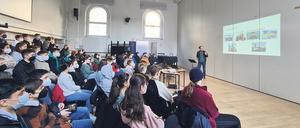 Hilft, die politische Situation besser einordnen zu können: Der Historiker Robert Kindler vom Osteuropa-Institut bei seinem Besuch in der 7. Klasse in Kreuzberg.