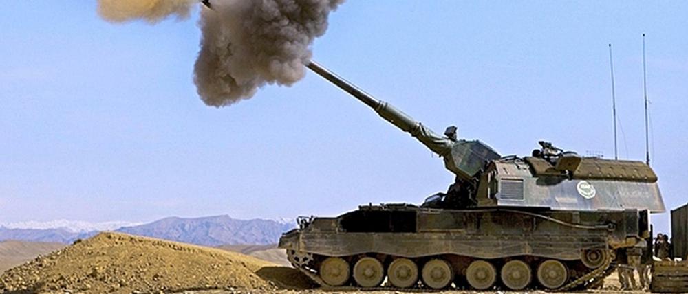 Eine Panzerhaubitze 2000 im Kampfeinsatz im November 2011 im Bezirk Kundus/Afghanistan.