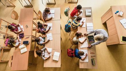 Klasse vorbereitet. Für angehende Lehrkräfte ist es wichtig, praxisnah auf ihren Beruf vorbereitet zu werden. An der Dahlem School of Education bekommen auch Studieninteressierte einen Einblick in das Lehramtsstudium und die späteren Aufgaben an Schulen.